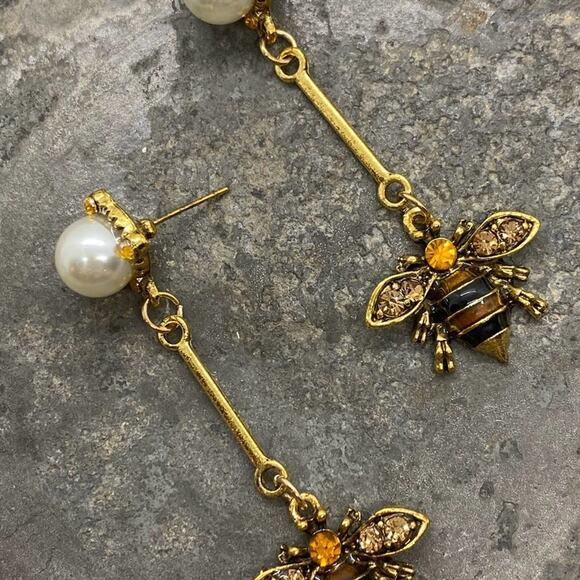 NEW Bee’s Day Off Dangle Earrings - Picture 9 of 15
